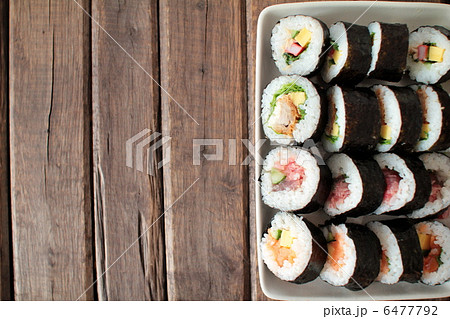 いろいろな具材の中太巻き　カットした海苔巻き 6477792