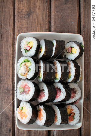 いろいろな具材の中太巻き　カットした海苔巻き 6477793