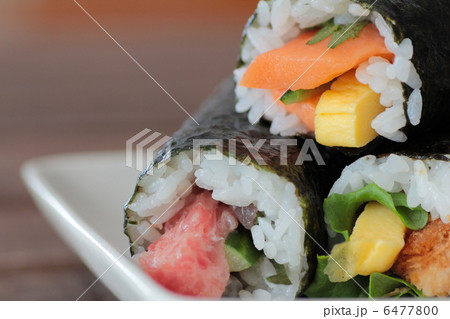 いろいろな具材の中太巻き　海苔巻き 6477800