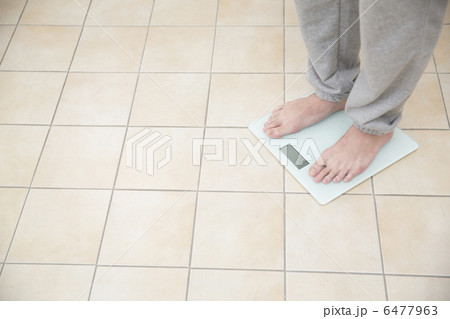 体重を計る若い男性 6477963