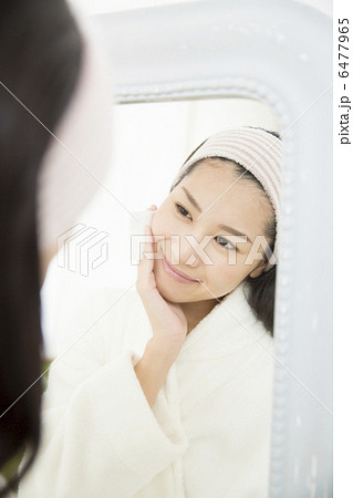 スキンケアする若い女性 6477965
