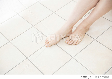 スキンケアする若い女性 6477968