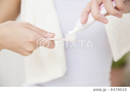 歯磨きする若い女性 歯磨きする若い女性 6478010