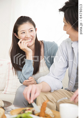 ソファでくつろぐ若いカップル 6478013