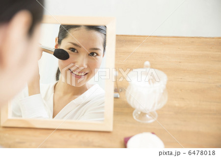 メイクする若い女性 6478018