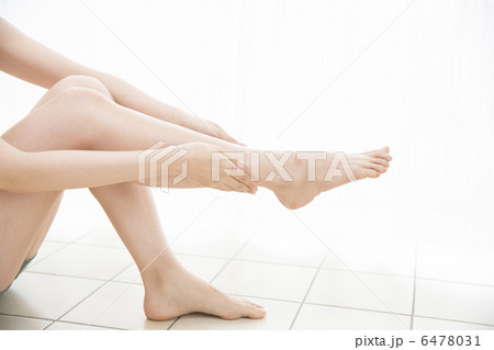 スキンケアする若い女性 6478031