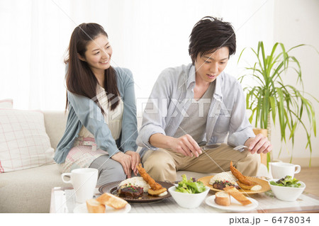 ソファでくつろぐ若いカップル ソファでくつろぐ若いカップル 6478034