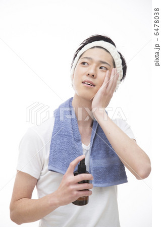 フェイスケアをする若い男性 フェイスケアをする若い男性 6478038