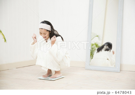 体重を計る若い女性 6478043
