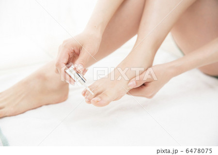 ネイルする若い女性 ネイルする若い女性 6478075