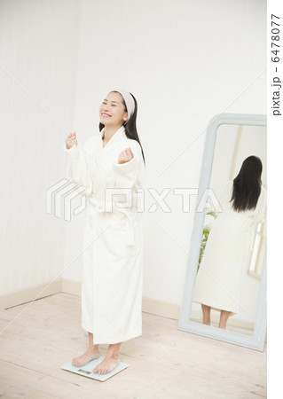 体重を計る若い女性 6478077