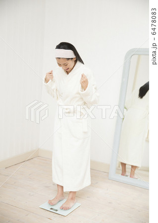 体重を計る若い女性 6478083