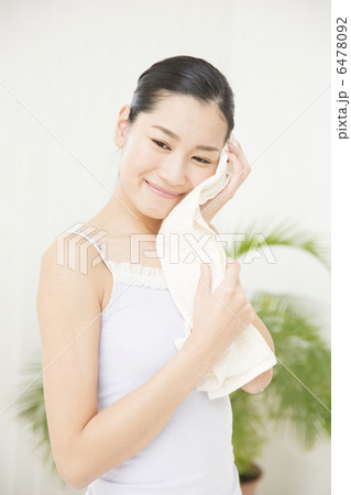 洗顔する若い女性 洗顔する若い女性 6478092