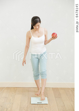 体重を計る若い女性 6478145