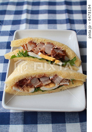 かぼちゃ食パンを使ったチキンとタマゴのサンドイッチ 6478194