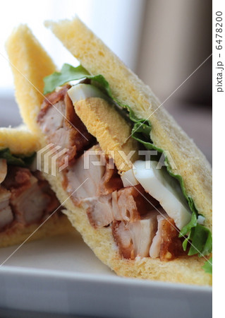 かぼちゃ食パンを使ったチキンとタマゴのサンドイッチ 6478200