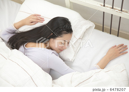 ベットで眠る若い女性 ベットで眠る若い女性 6478207