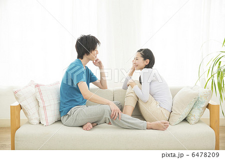 ソファでくつろぐ若いカップル 6478209