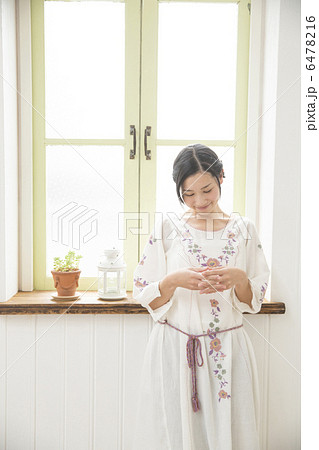 窓辺に佇む若い女性 窓辺に佇む若い女性 6478216