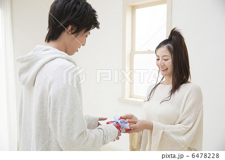 プレゼントを贈る若いカップル 6478228