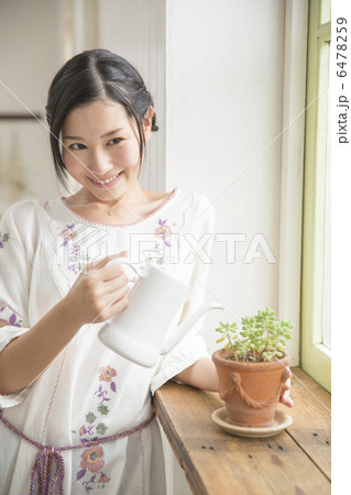 窓辺に佇む若い女性 6478259