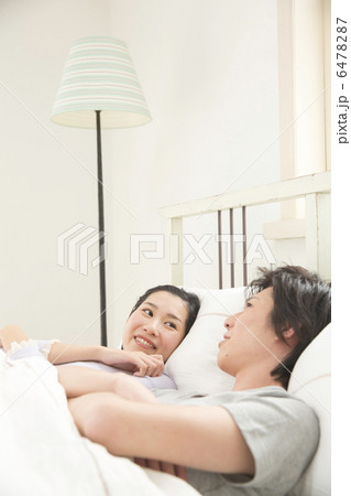 ベットでくつろぐ若いカップル ベットでくつろぐ若いカップル 6478287