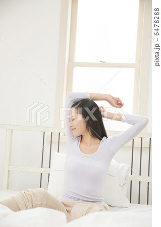 ベットで目覚める若い女性 ベットで目覚める若い女性 6478288