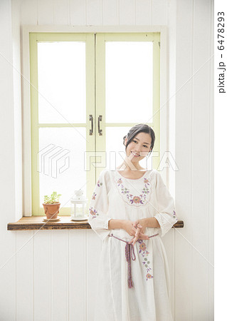 窓辺に佇む若い女性 窓辺に佇む若い女性 6478293