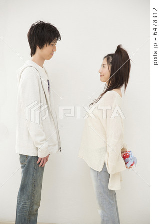 見つめ合う若いカップル 6478312