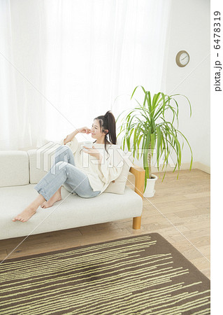 ソファでくつろぐ若い女性 6478319