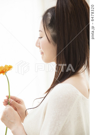 花を持つ若い女性 花を持つ若い女性 6478320