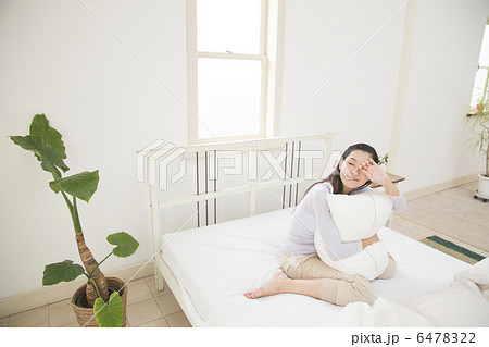 ベットでくつろぐ若い女性 6478322