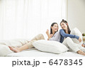 ベットでくつろぐ若い2人の女性 6478345
