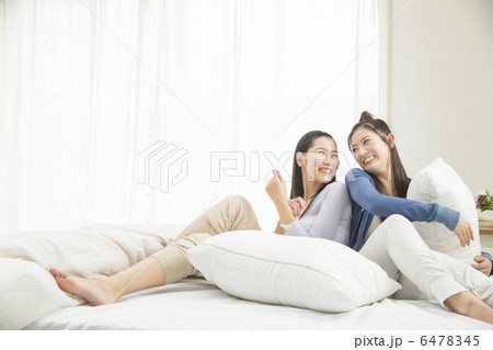 ベットでくつろぐ若い2人の女性 6478345