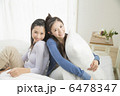 ベットでくつろぐ若い2人の女性 6478347