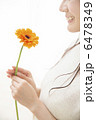 花を持つ若い女性 6478349