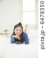 ベットでくつろぐ若い女性 6478350