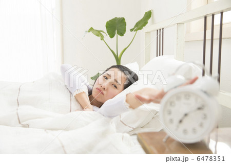 ベットで目覚める若い女性 6478351