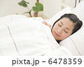 ベットで眠る若い女性 6478359
