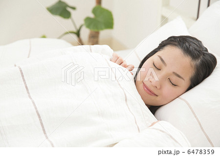 ベットで眠る若い女性 6478359