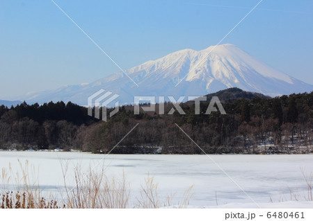 凍結した南部片富士湖と岩手山 6480461