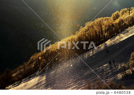 ダイヤモンドダストと初日の出のサンピラー 6480538