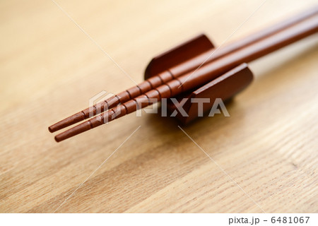 箸置きと箸 6481067