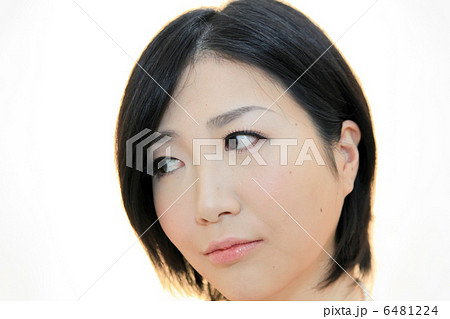 横顔と不満 綺麗な若い女性 逆光 の写真素材