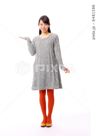 案内する女の子（全身） 6481586