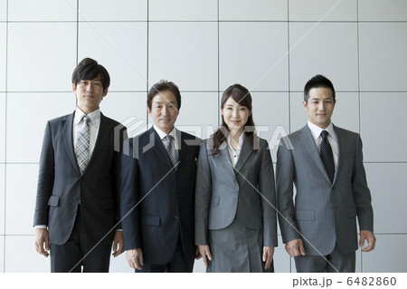姿勢を正す4人 6482860
