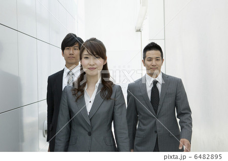 会社内を移動する3人 会社内を移動する3人 6482895