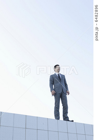 スーツ姿の30代男性 6482896