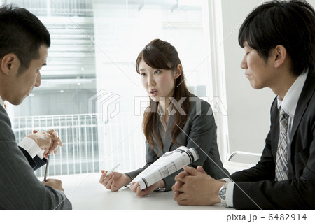 会議中の3人 会議中の3人 6482914