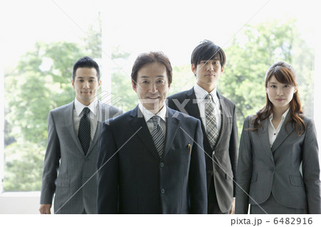 仕事をする4人 6482916